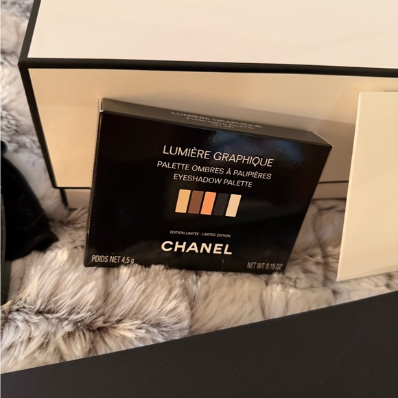 CHANEL Lumière Graphique Eyeshadow Palette - Black and Tan. - Picture 4 of 11